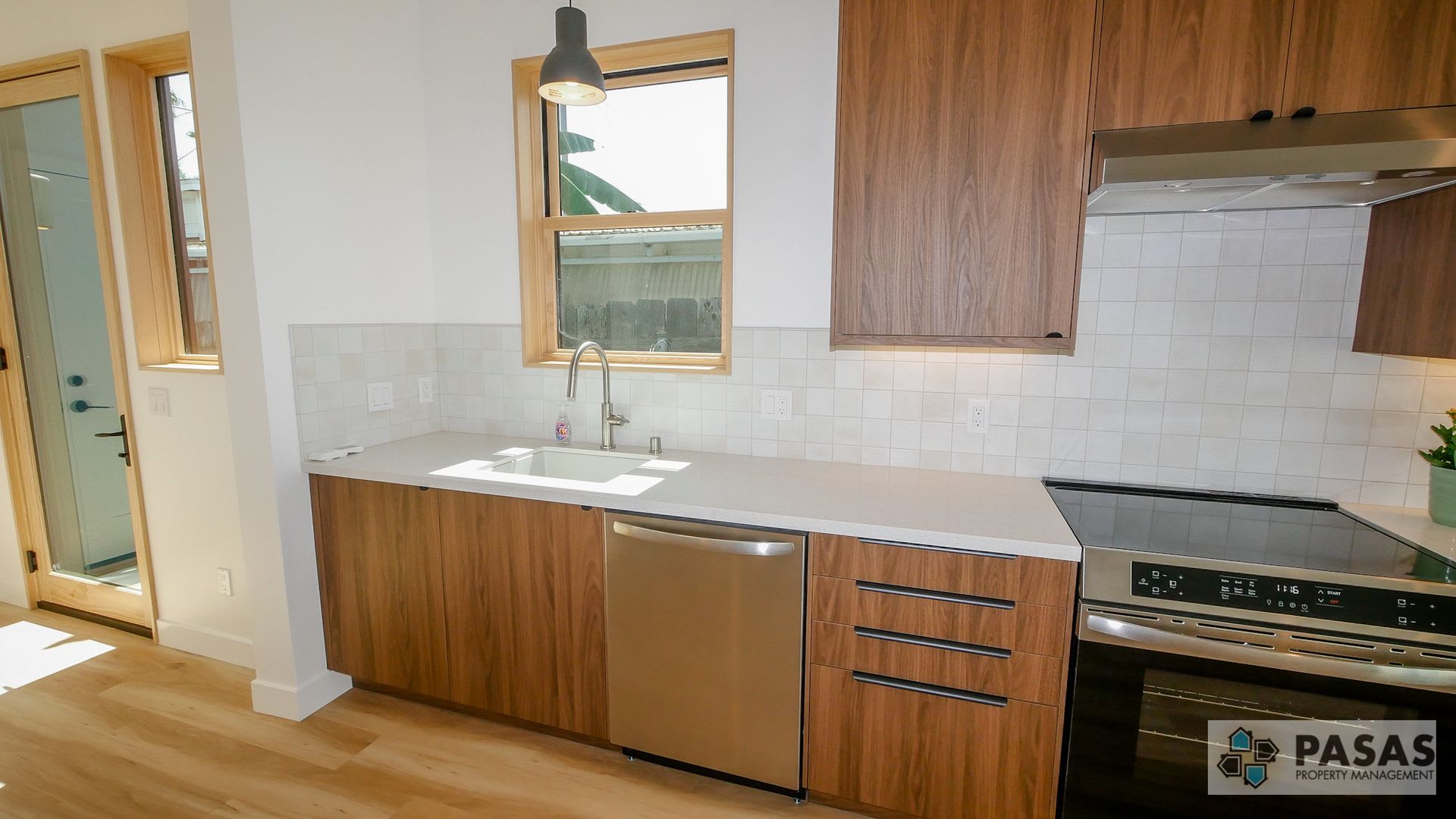 Brand-New Ocean Beach Solar-Powered Home! – photo 4
