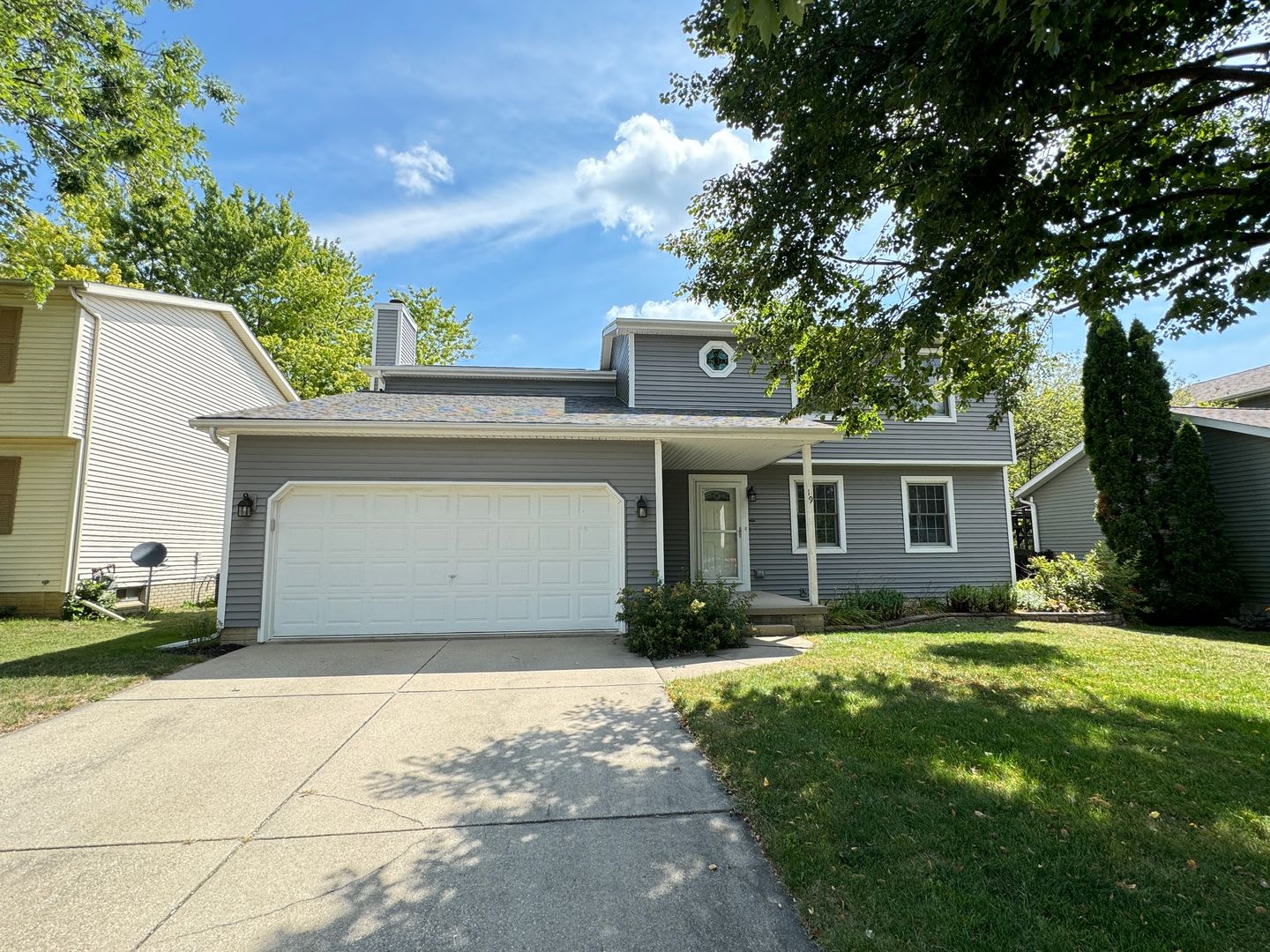 Beautiful 4 Bedroom Home in Bloomington! – photo 1