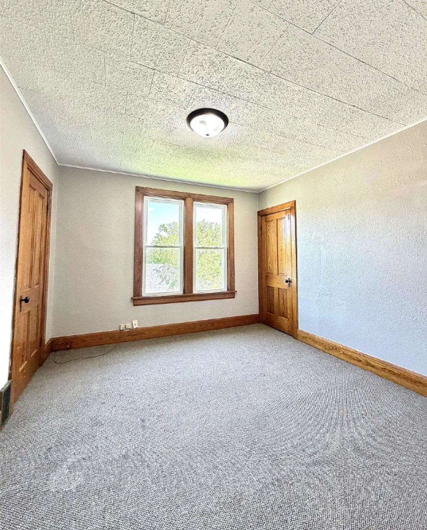 3 bedroom unit with bonus attic space – photo 4