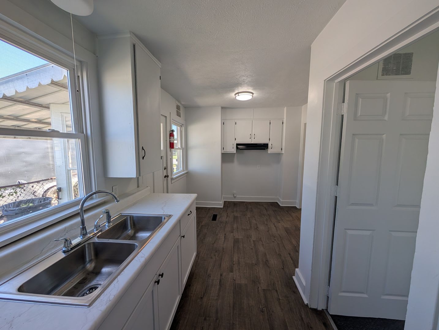 Completely Renovated 3 Bedroom 1 Bathroom Home 1 250 Month Accepting Section 8 – photo 2