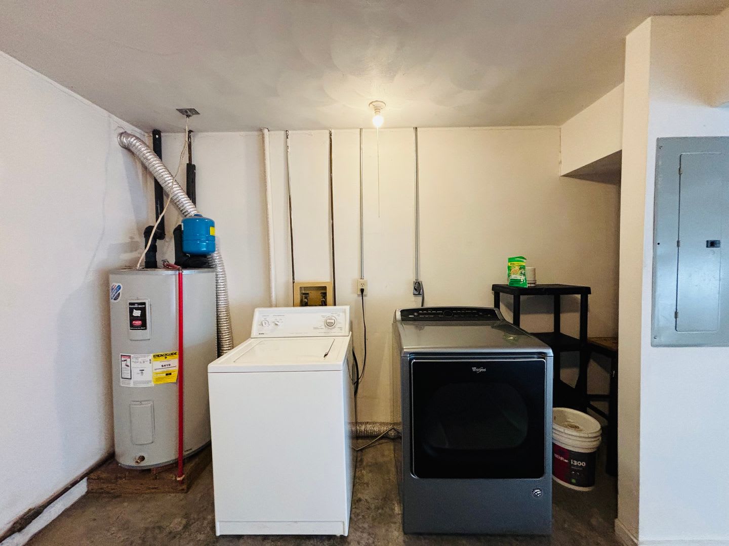 2 Bedroom, 2.5 Bath Townhouse – photo 3