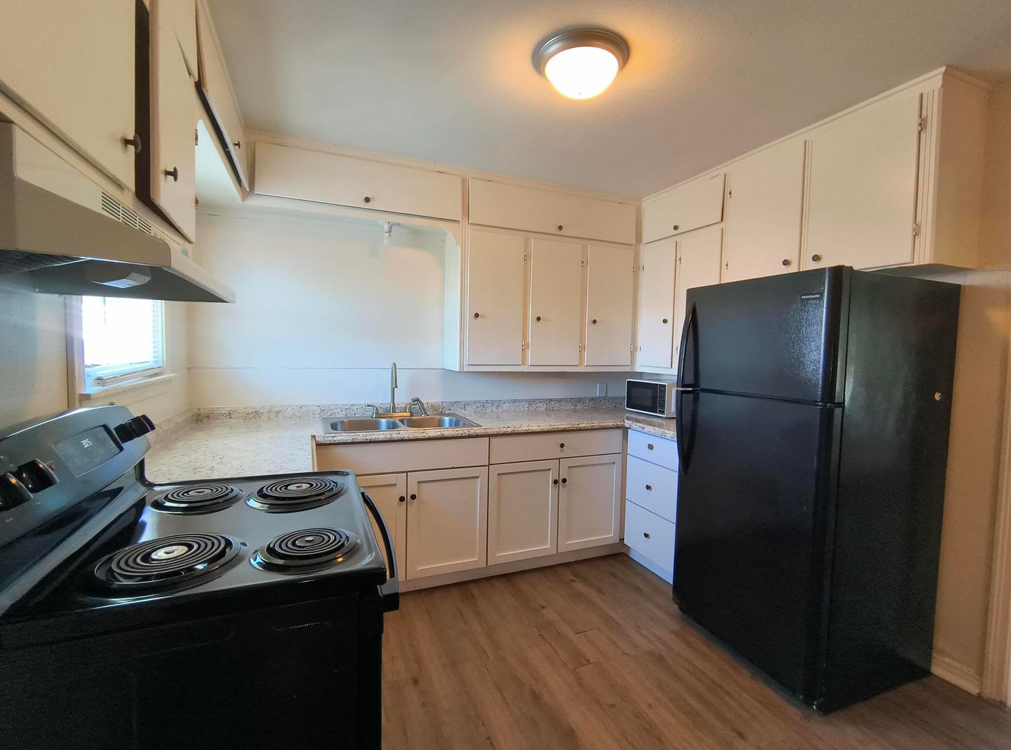 Remodeled 3-bedroom 1 bath home with large fenced in back yard! – photo 2