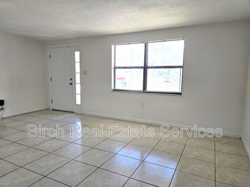 1247 Chelsea Lane – photo 4