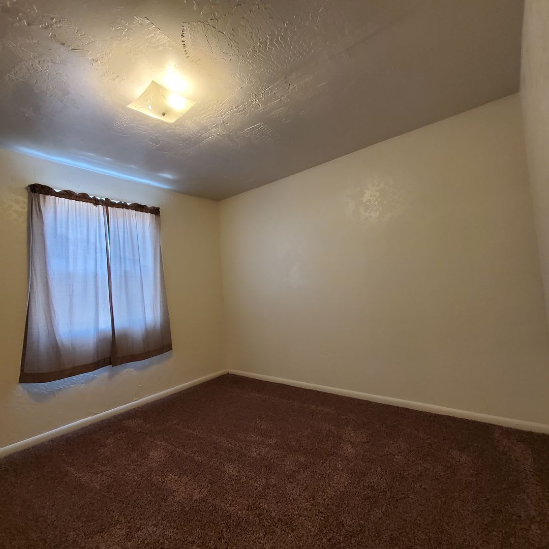 Cozy 2 Bed, 1 Bath Home close to Burkhart park!! – photo 3
