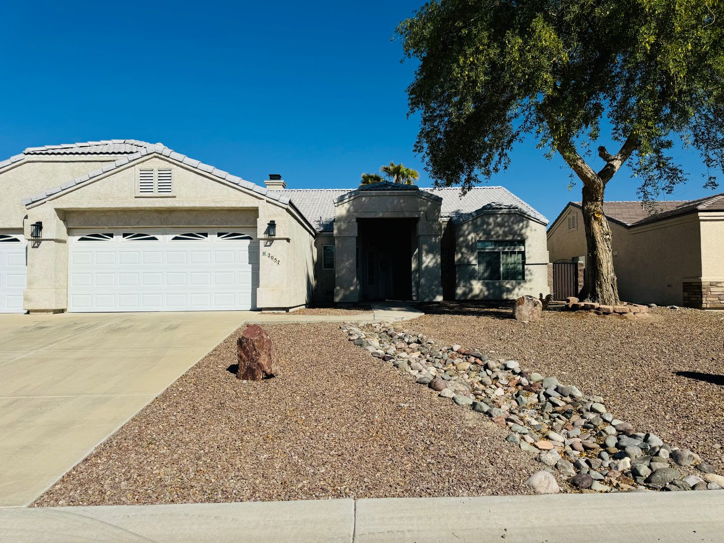 Spacious 3-Bedroom Home with Mountain Views, 3-Car Garage, and Furnished in Desert Lake Estates – photo 2