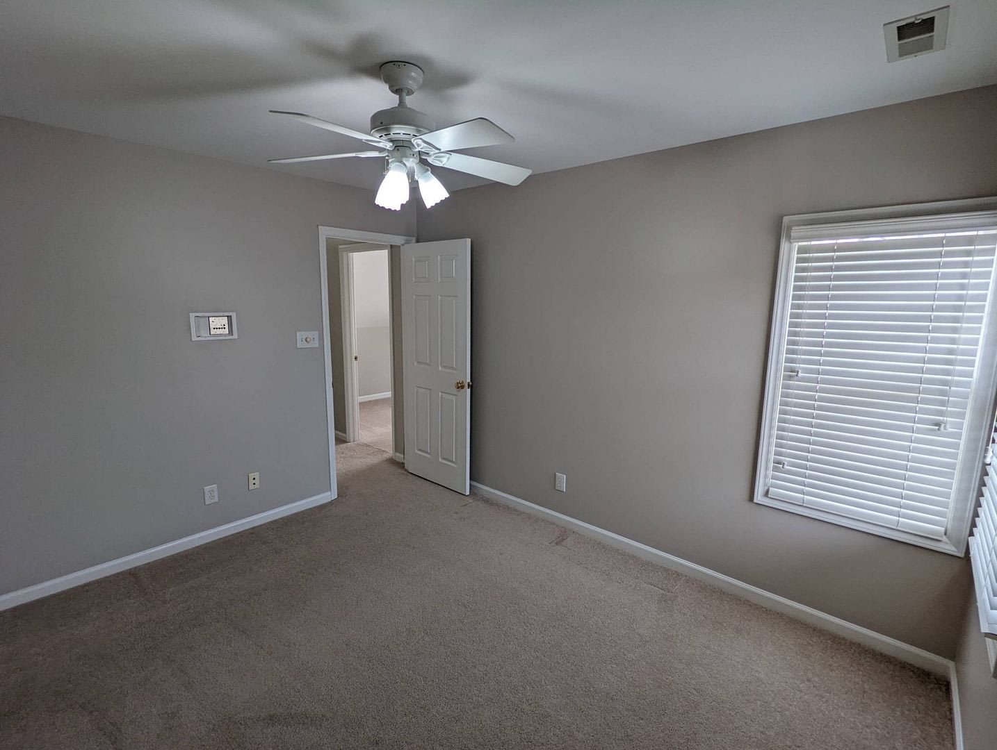 Room in 4 Bedroom House at 102 College Ave – photo 4
