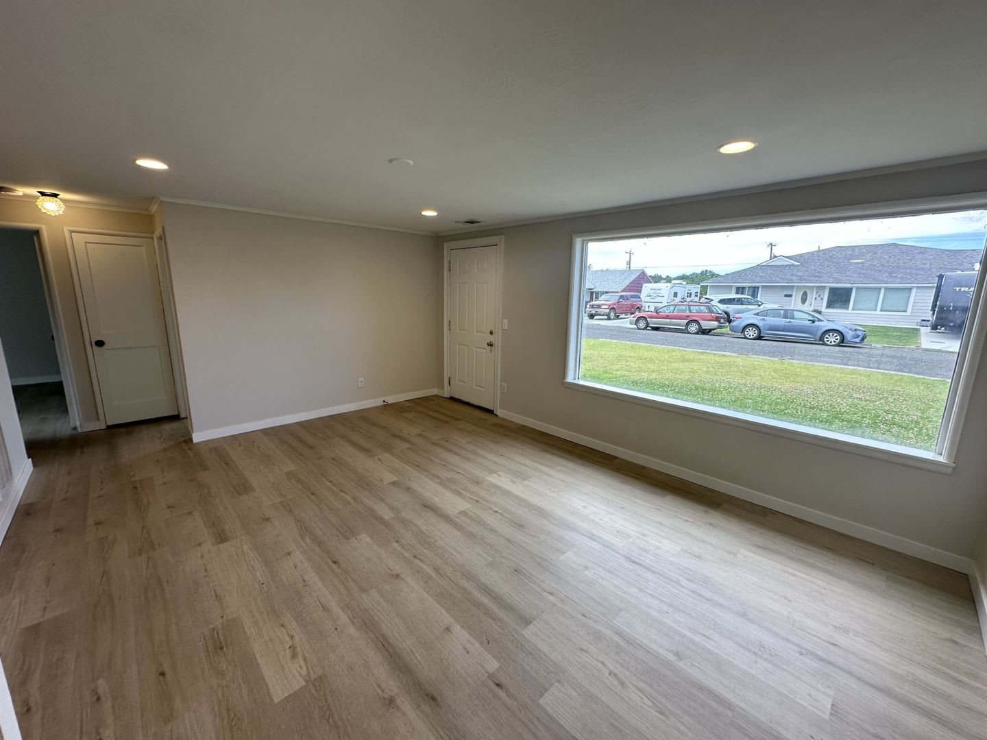 Well-Maintained 3-Bed, 1.5-Bath Home for Lease – 1,056 sq ft – photo 3