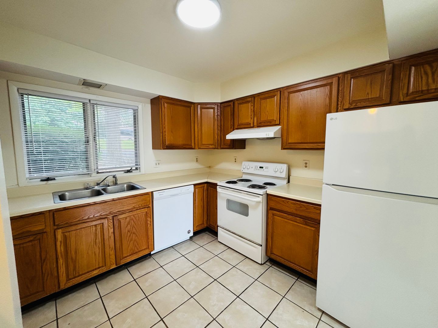 3 Bedroom 2 5 Bath Townhouse – photo 3