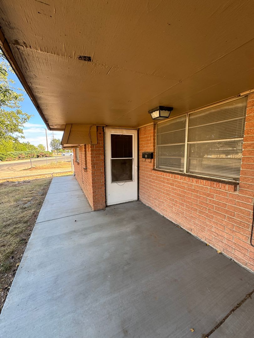 Spacious 4 Bedroom 2 Bathroom Over 1700 Sqft Duplex In Westridge Remodeled – photo 1