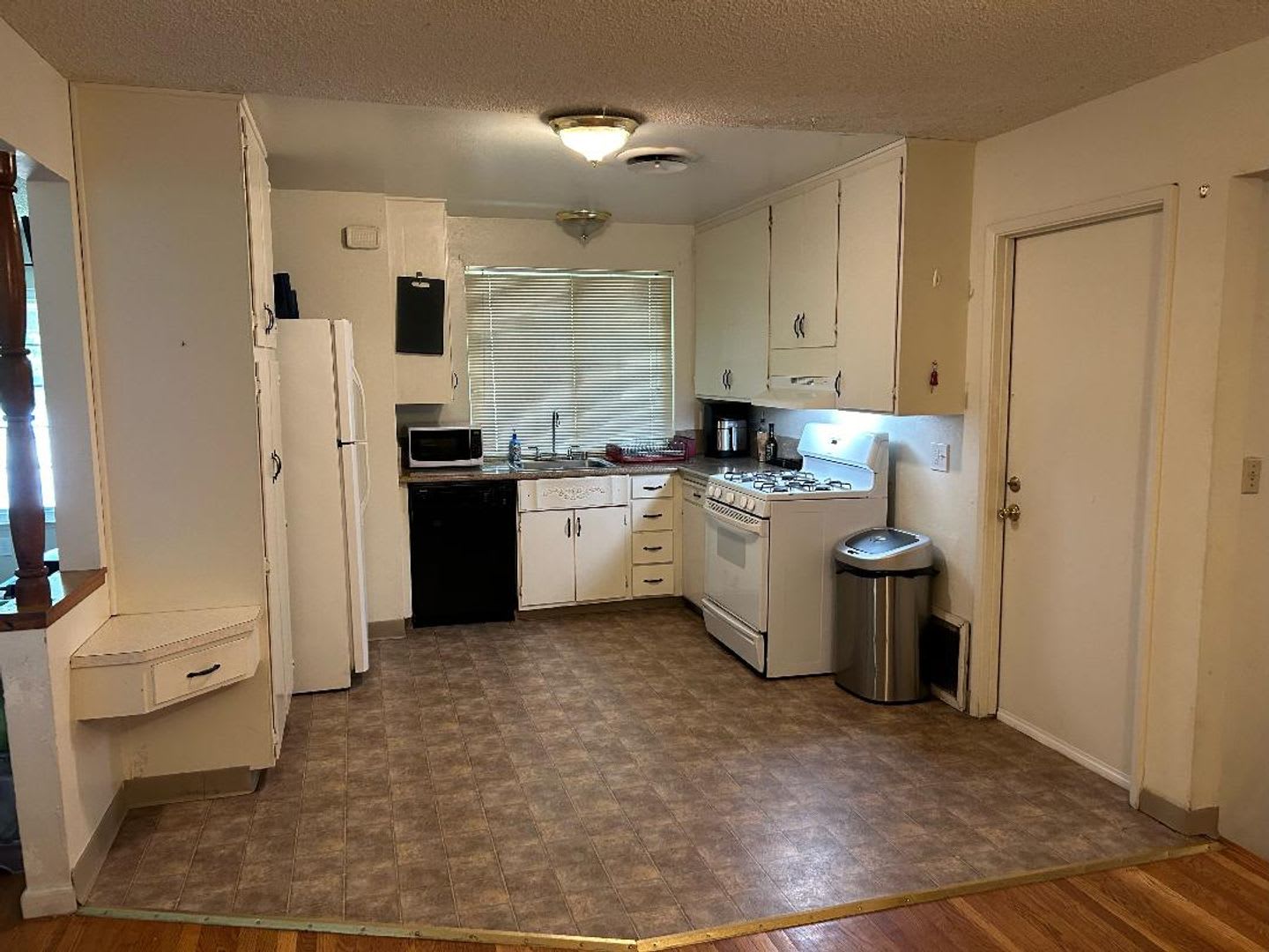 Adorable 3/2 Central Sacramento! PLEASE READ ENTIRE AD FOR VIEWINGS! – photo 3