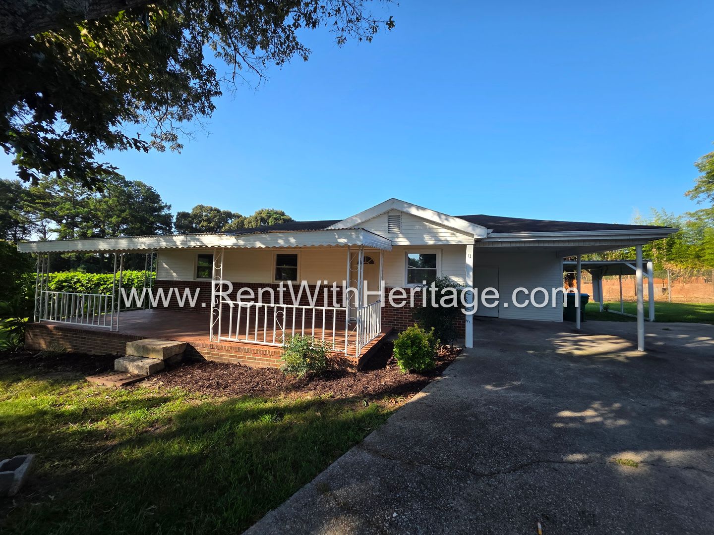 Grandpa's Bungalow /Open Floorplan / 3bd / 1 Bath / Huge Welcoming Front Porch/ Great Location – photo 2