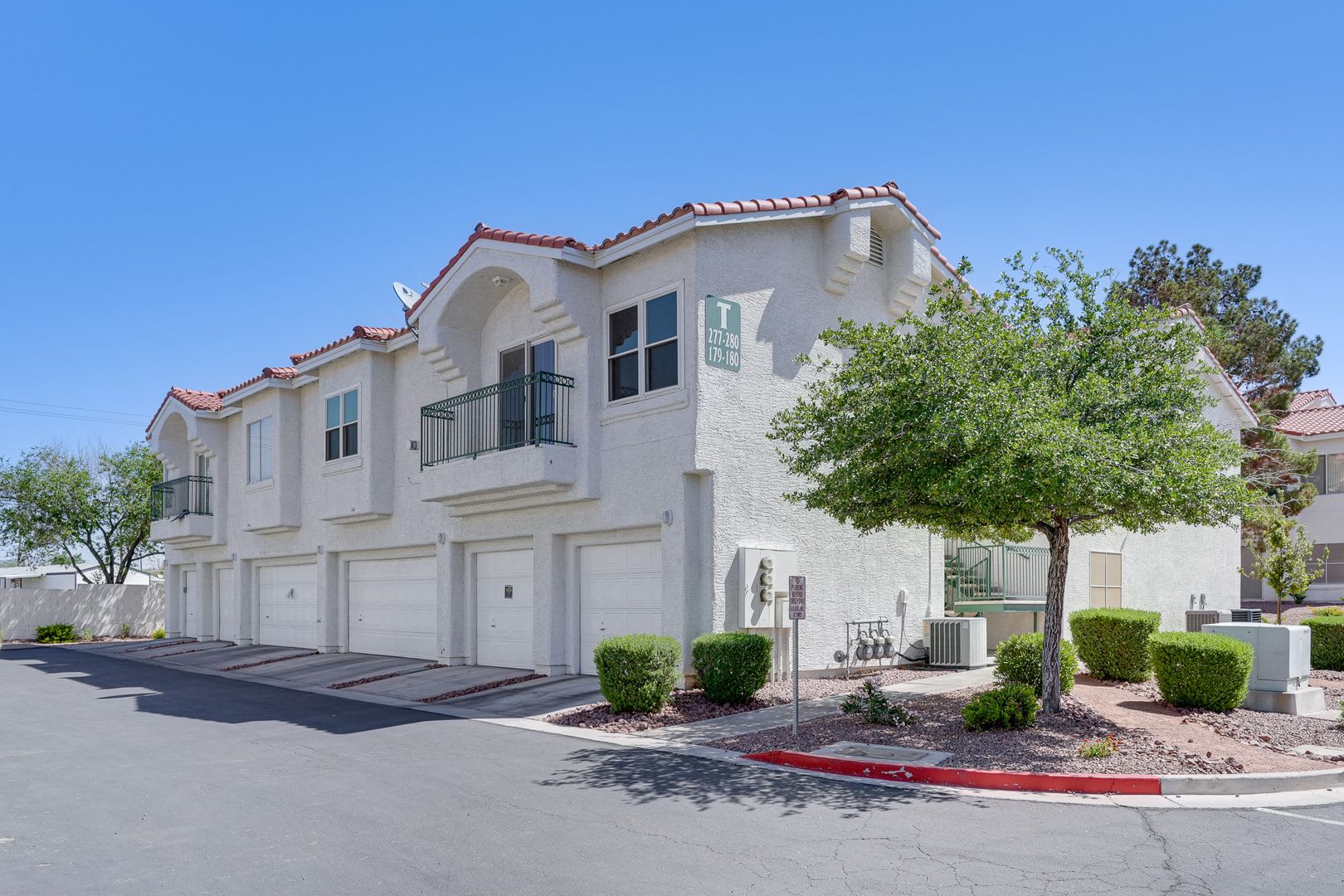 2 BED 2 BATH CONDO READY FOR MOVE IN! – photo 1