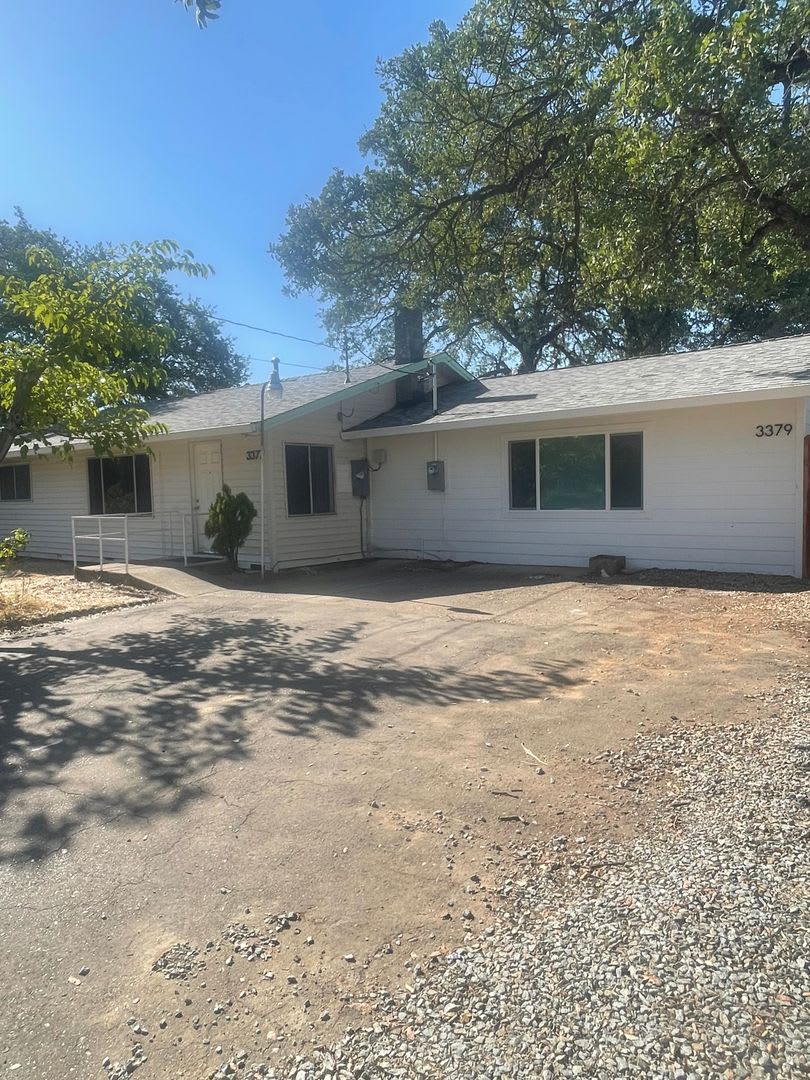 3 BED 1 BATH HOUSE WITH A FENCED BACKYARD – photo 3