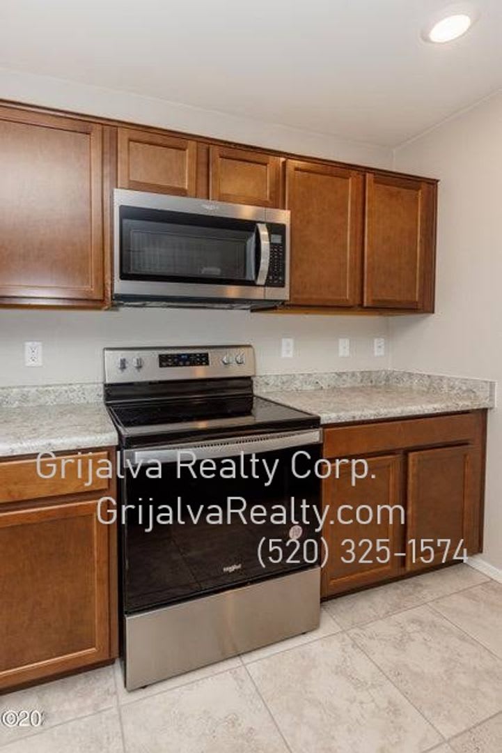 Lovely 3 Bed, 2 Bath House with Den -Southeast Tucson *MOVE-IN SPECIAL!* (Irvington/Camino Seco) – photo 5