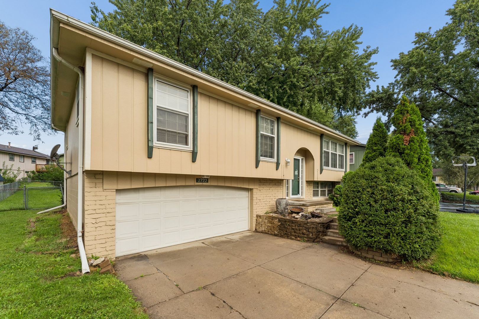 Fantastic Central Omaha 3-bed, 2.5-bath Home – photo 3