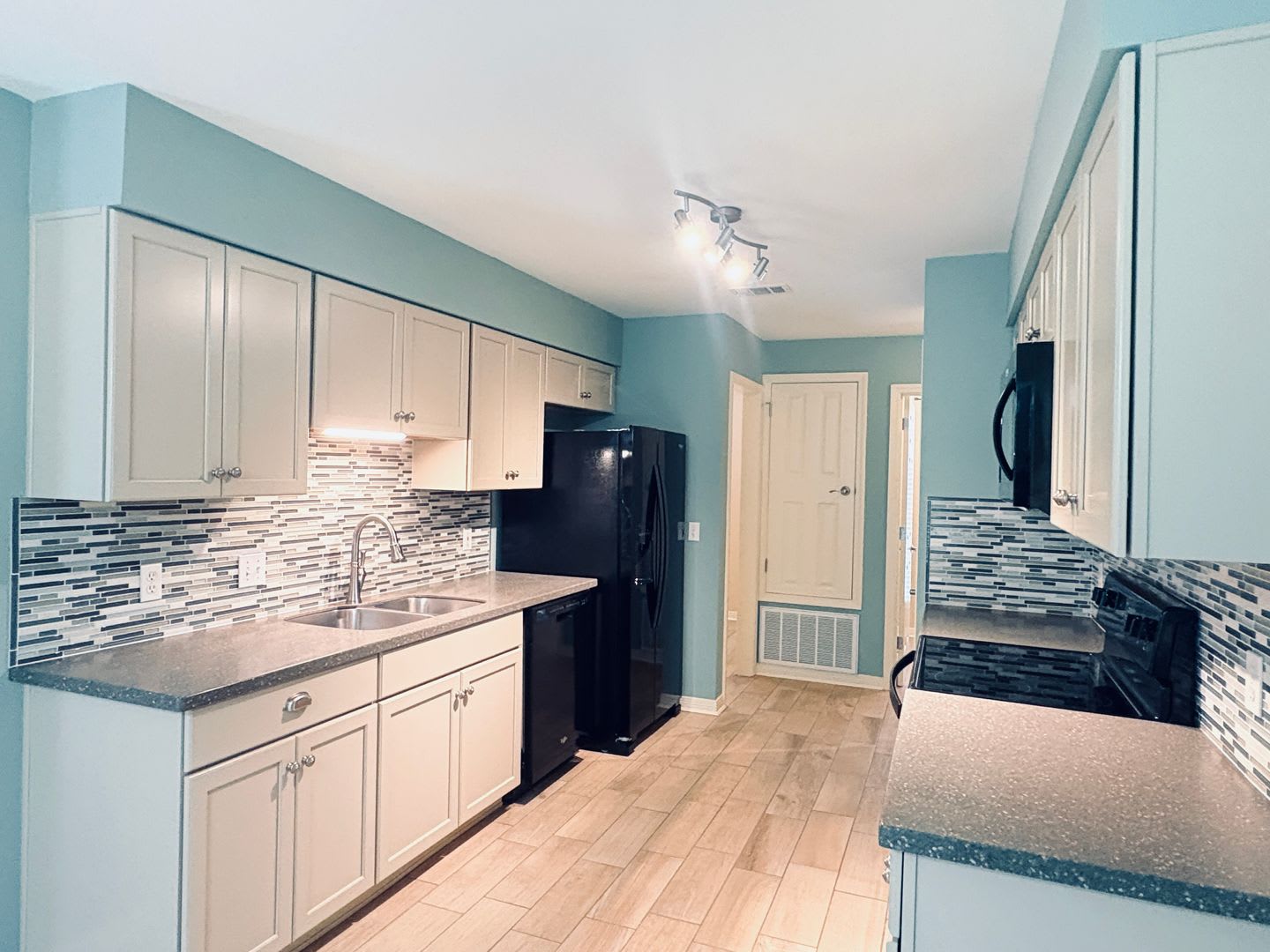 Spacious 3/2 Split Floor Plan with Flexible Living Space – photo 3