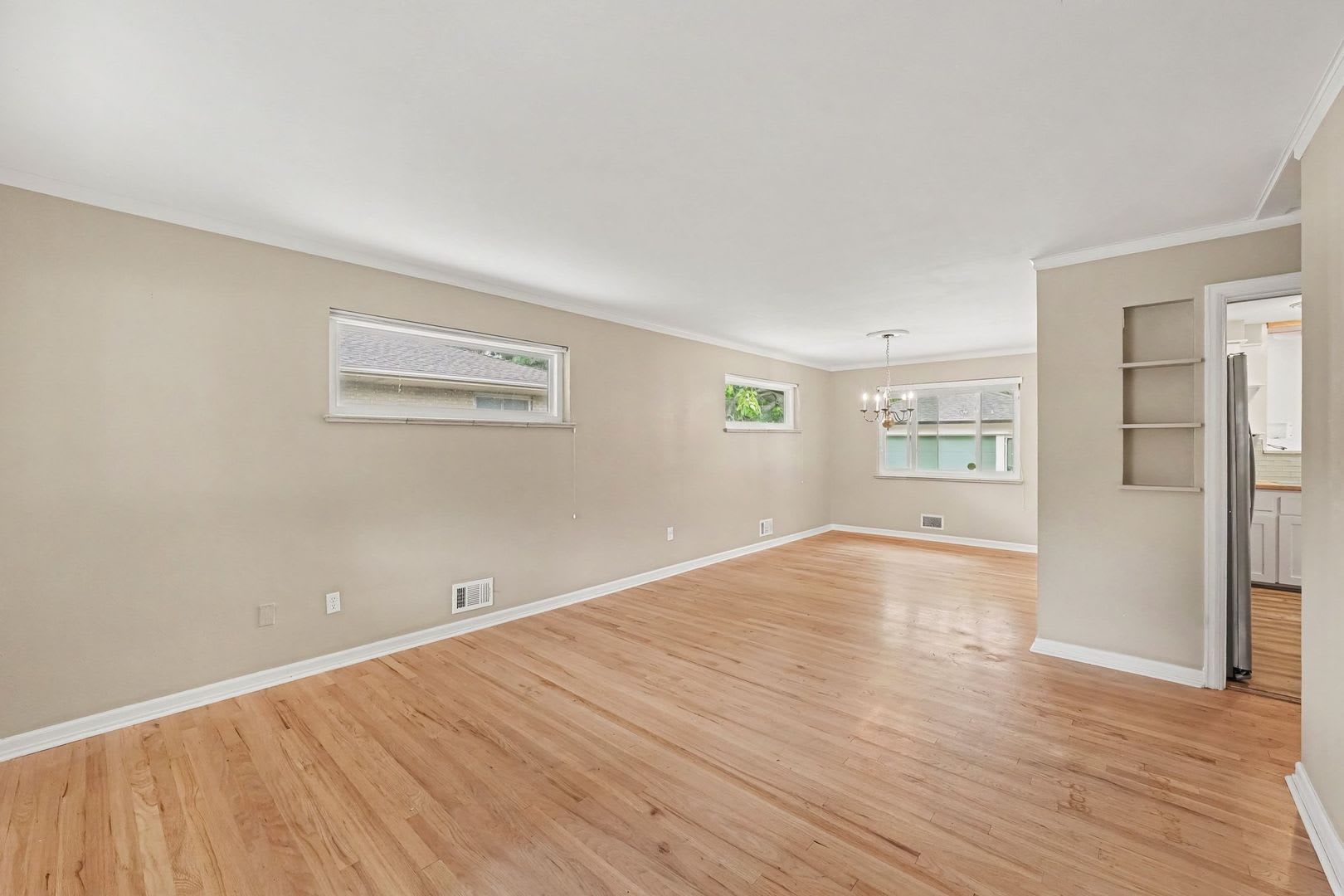 Spacious 4-Bedroom Home with Finished Basement & Secure Backyard – photo 3