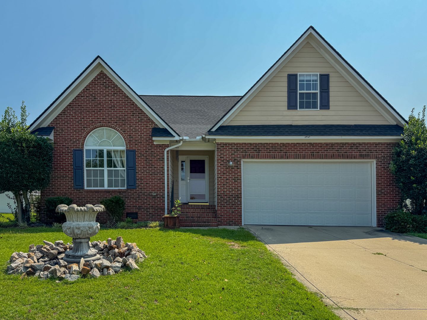 4 Bed 3 Bath Home Plus Bonus Room with Access to Community Pool – photo 1