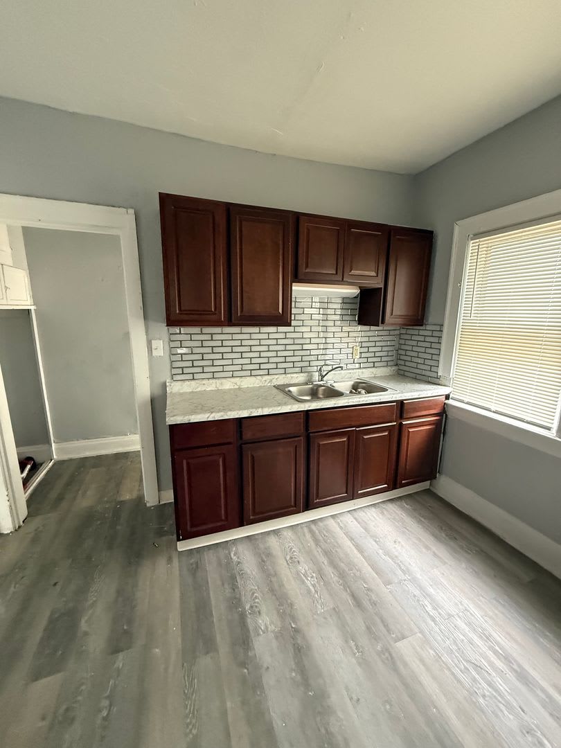 4bd Single Section 8 *1/2 OFF SECURITY DEPOSIT SPECIAL* – photo 2