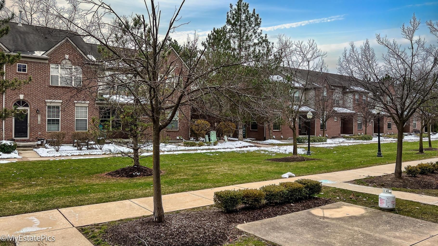 41101 N Maplewood Drive – photo 2