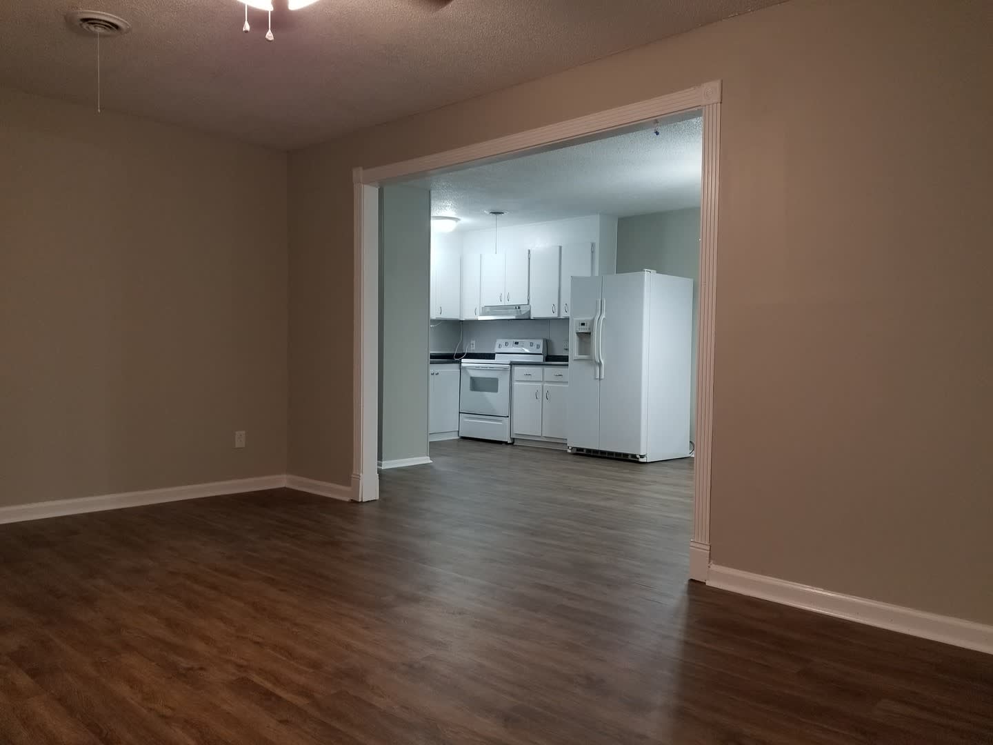 Awesomely Located 3 bedroom 2 bath Available! – photo 4