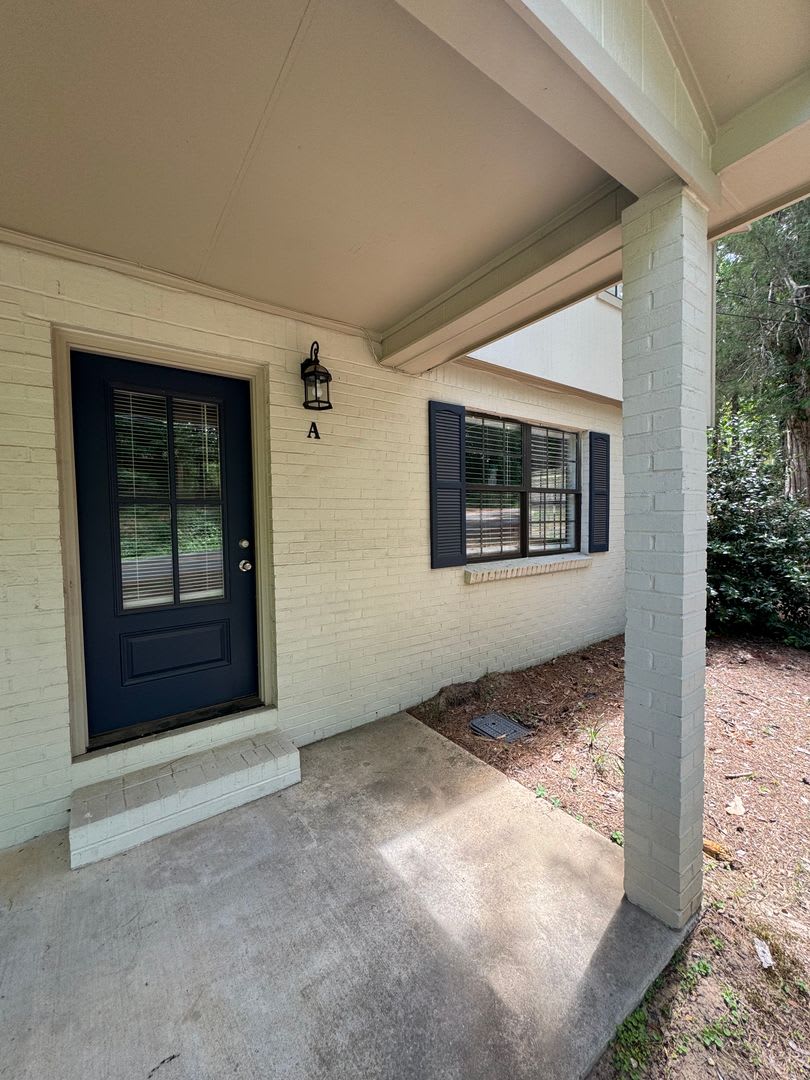 Excellent Location! 3 Bed 2.5 Bath Townhouse! – photo 2