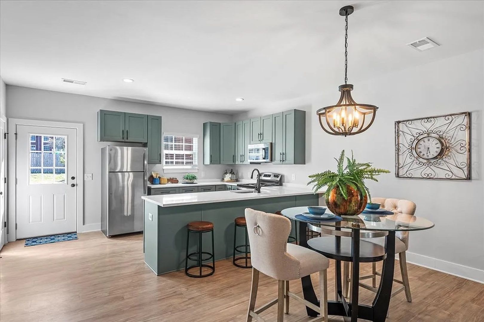 Room In 3 Bedroom Townhome At St James St Nw – photo 5