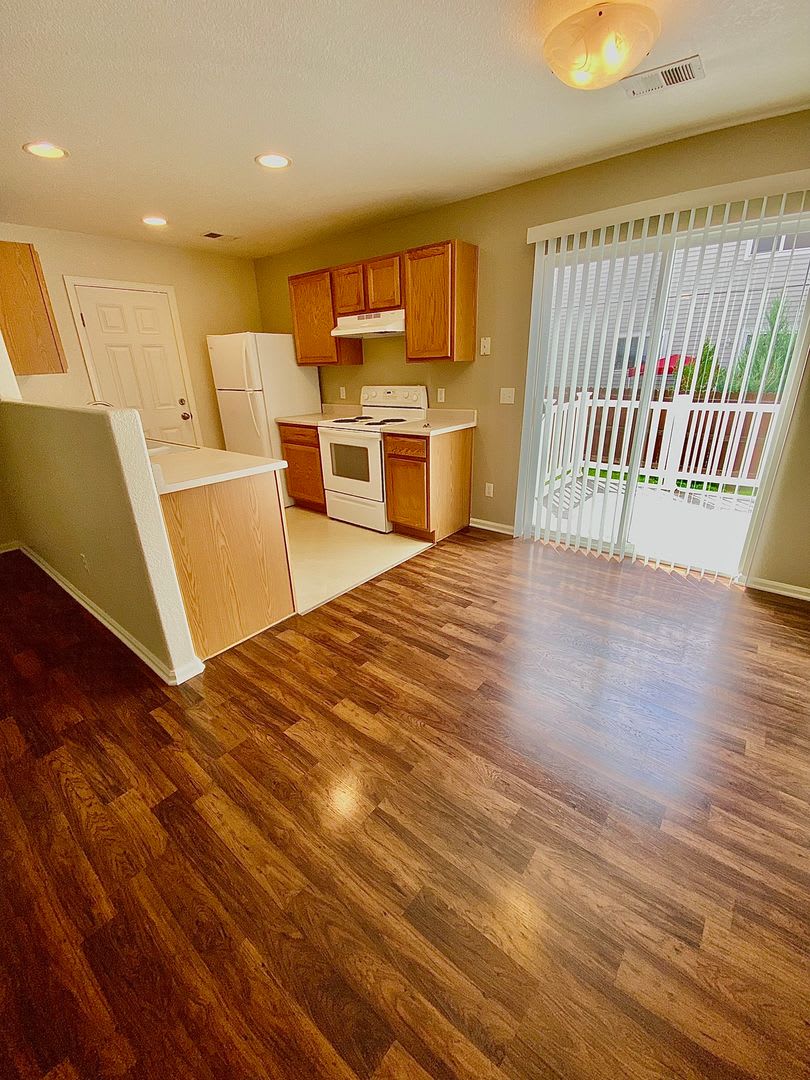 Beautiful South Lakewood Home with Updates, Space &amp; Convenience! Available 8/10/2026 – photo 3