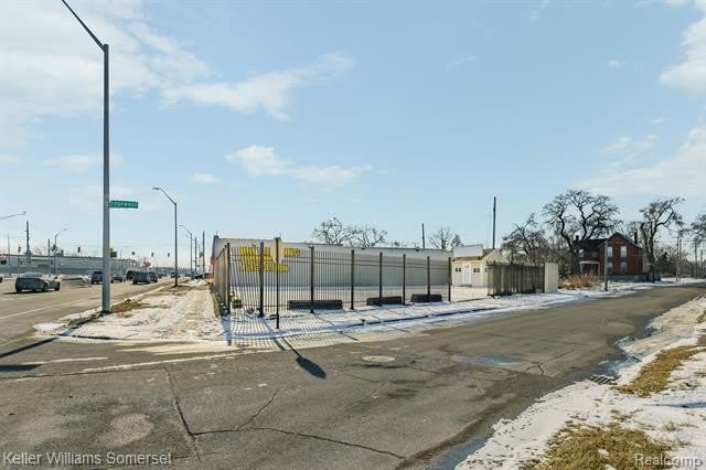 10333 GRATIOT Avenue – photo 2