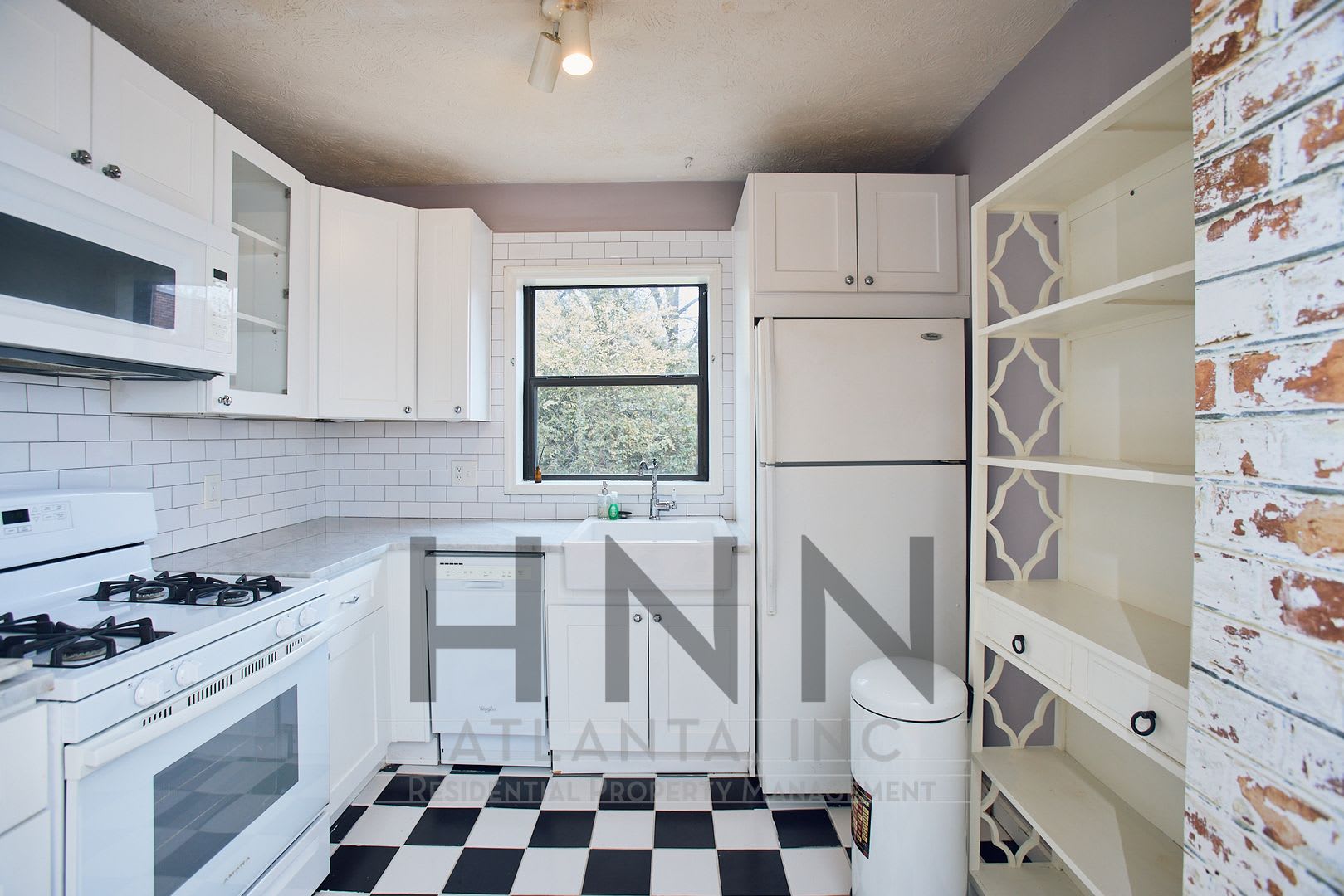 Bright Top Floor 2 1 Condo In Prime Midtown – photo 3