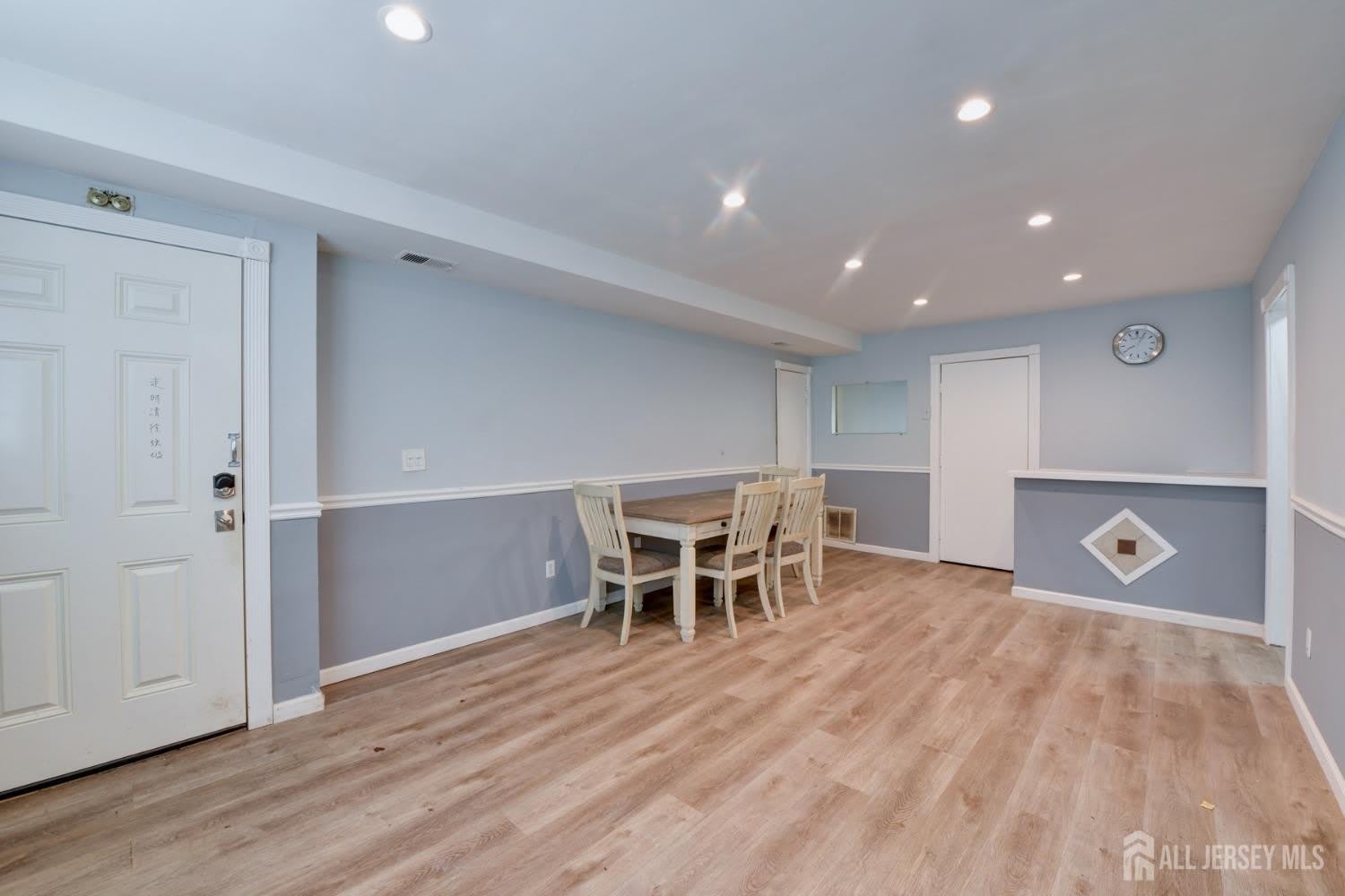 382 College Drive – photo 2