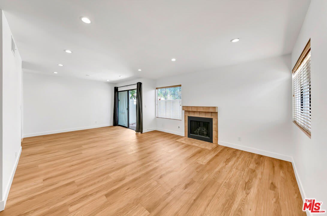 22135 Burbank Blvd – photo 4