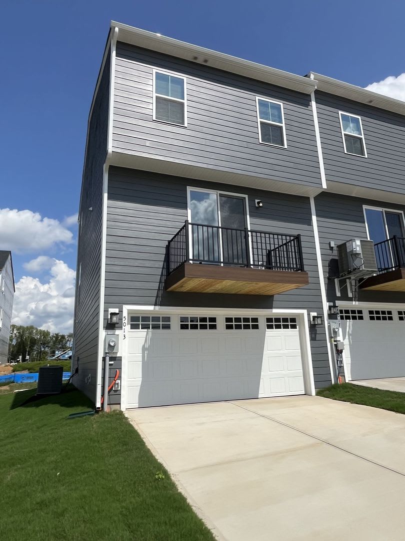 Brand New End Unit 4 Bed Townhome in Steele Creek – photo 2