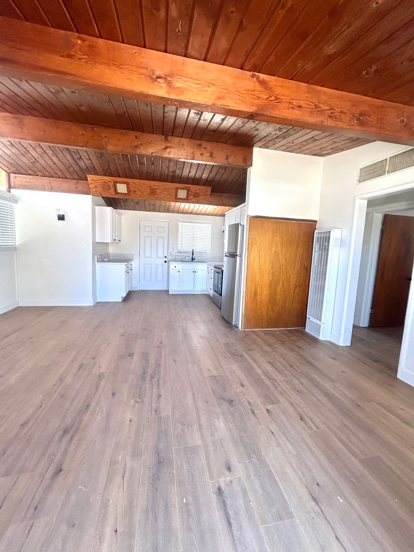 Eclectic 2 Bedroom 1 Bathroom Home – photo 3