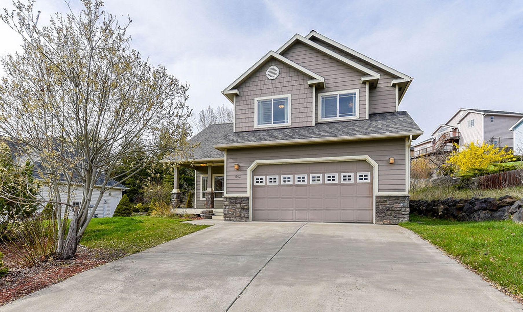 Beautiful 3 bed/2.5 bath single family home w/attached 2 car garage – photo 1