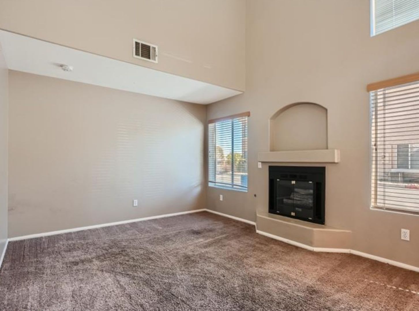 Beautiful 2-story townhouse featuring 2 bedrooms and 2.5 bathrooms in a well-maintained community! – photo 2