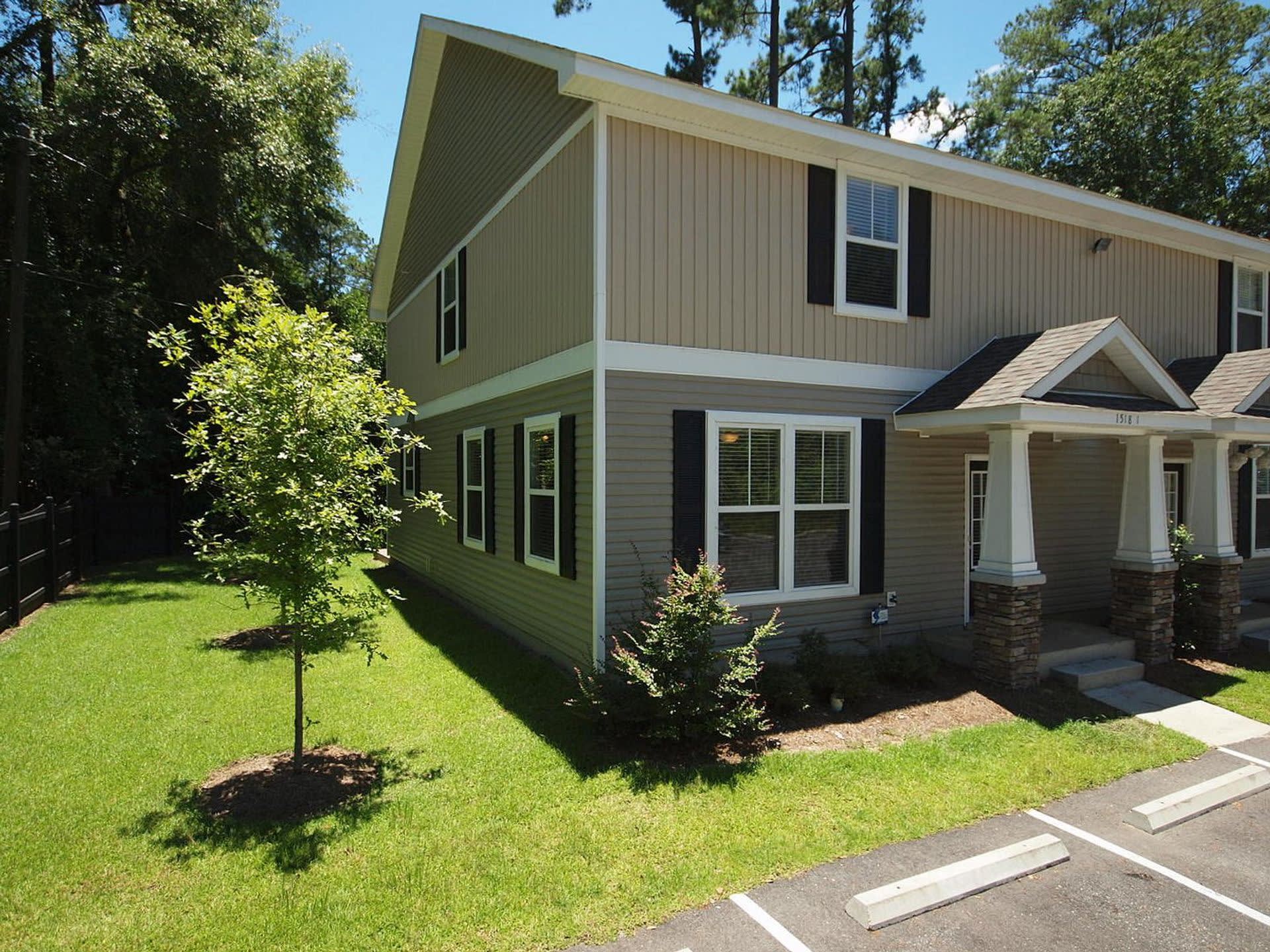 Hamptons on High – 4 Bedroom / 4 Bathroom Student Townhome Near FSU & TSC! – photo 1