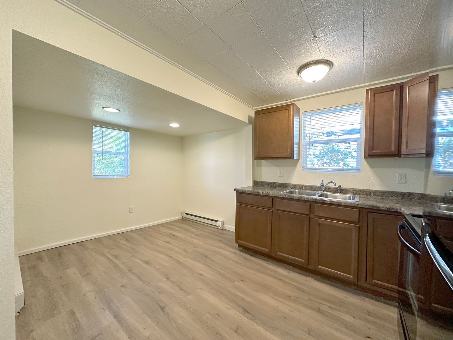 Pet Friendly 3 Bedroom Charmer located behind Corbett Field! – photo 4