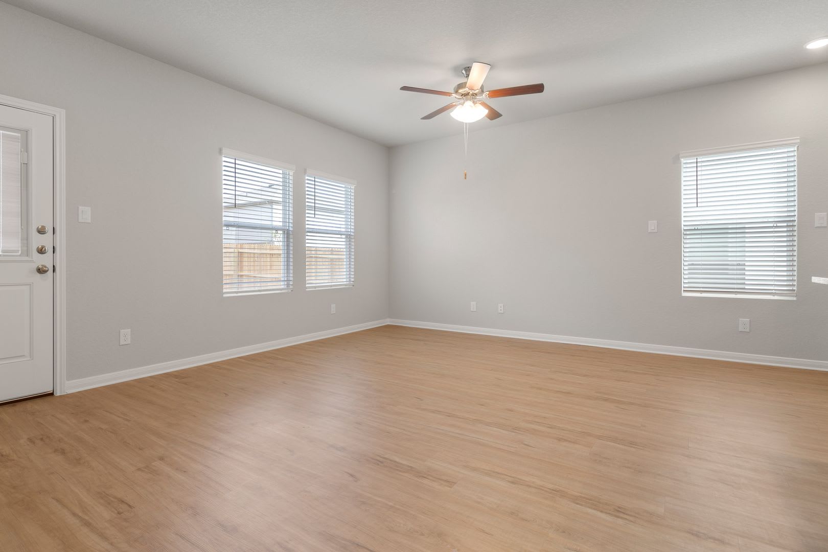 4 Week Free Move-In Special! Well-Maintained Townhome w/ Open Layout & Great Accessibility – photo 3