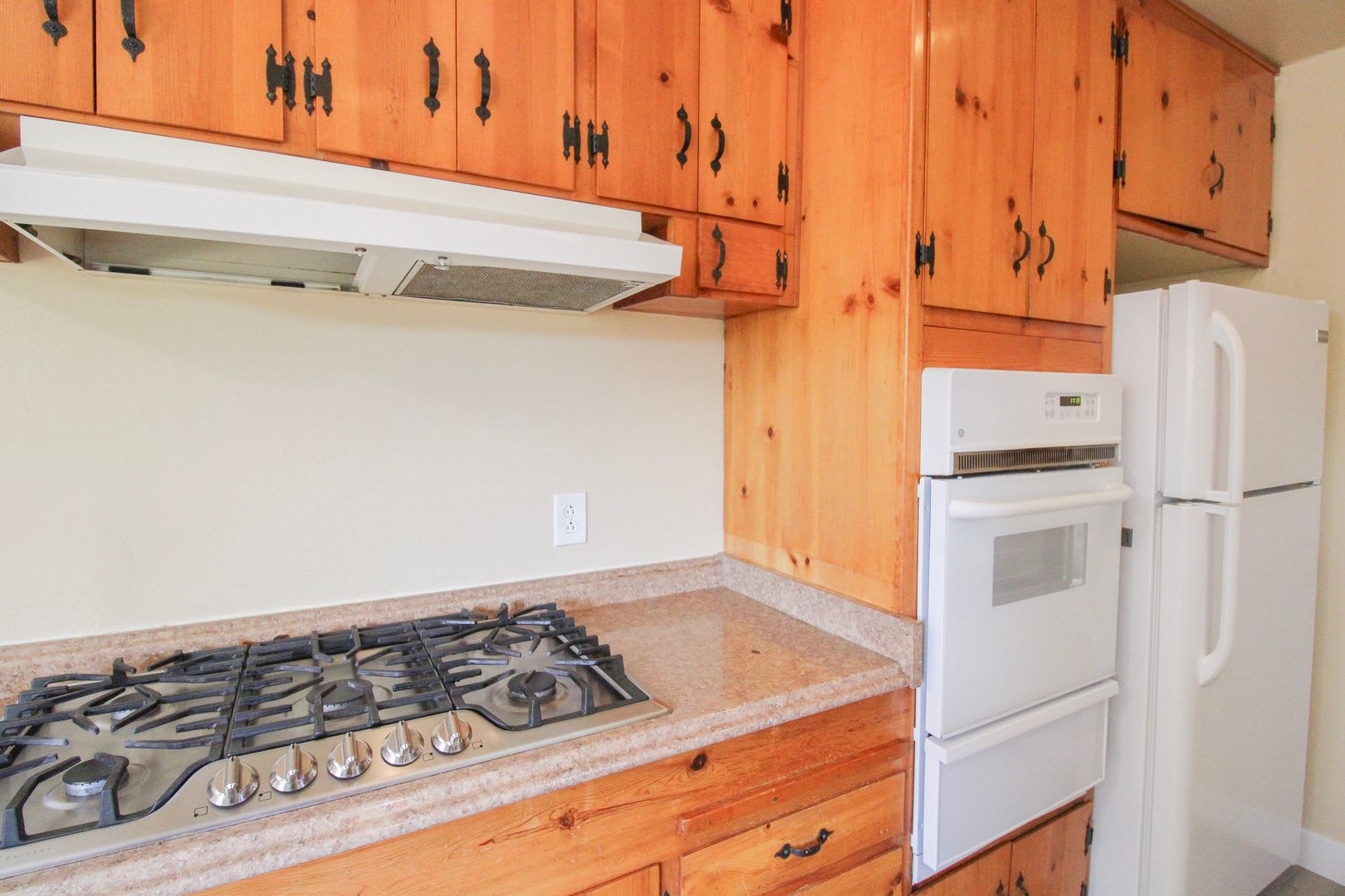 3 Bedroom House in Laguna Lake Area with Fresh Paint and New Flooring – photo 5