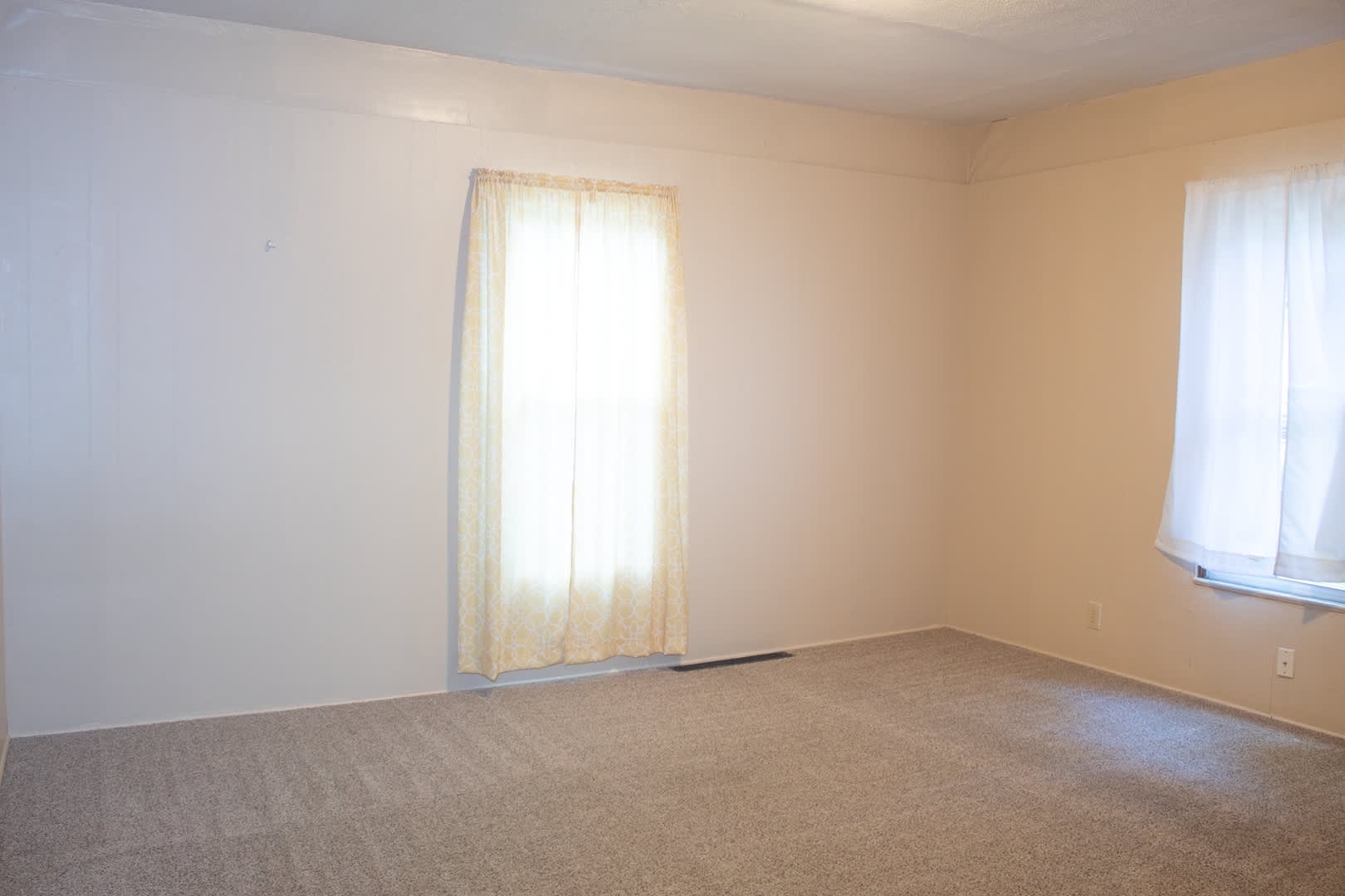 4 Bed, 1 Bath On Campus – photo 2