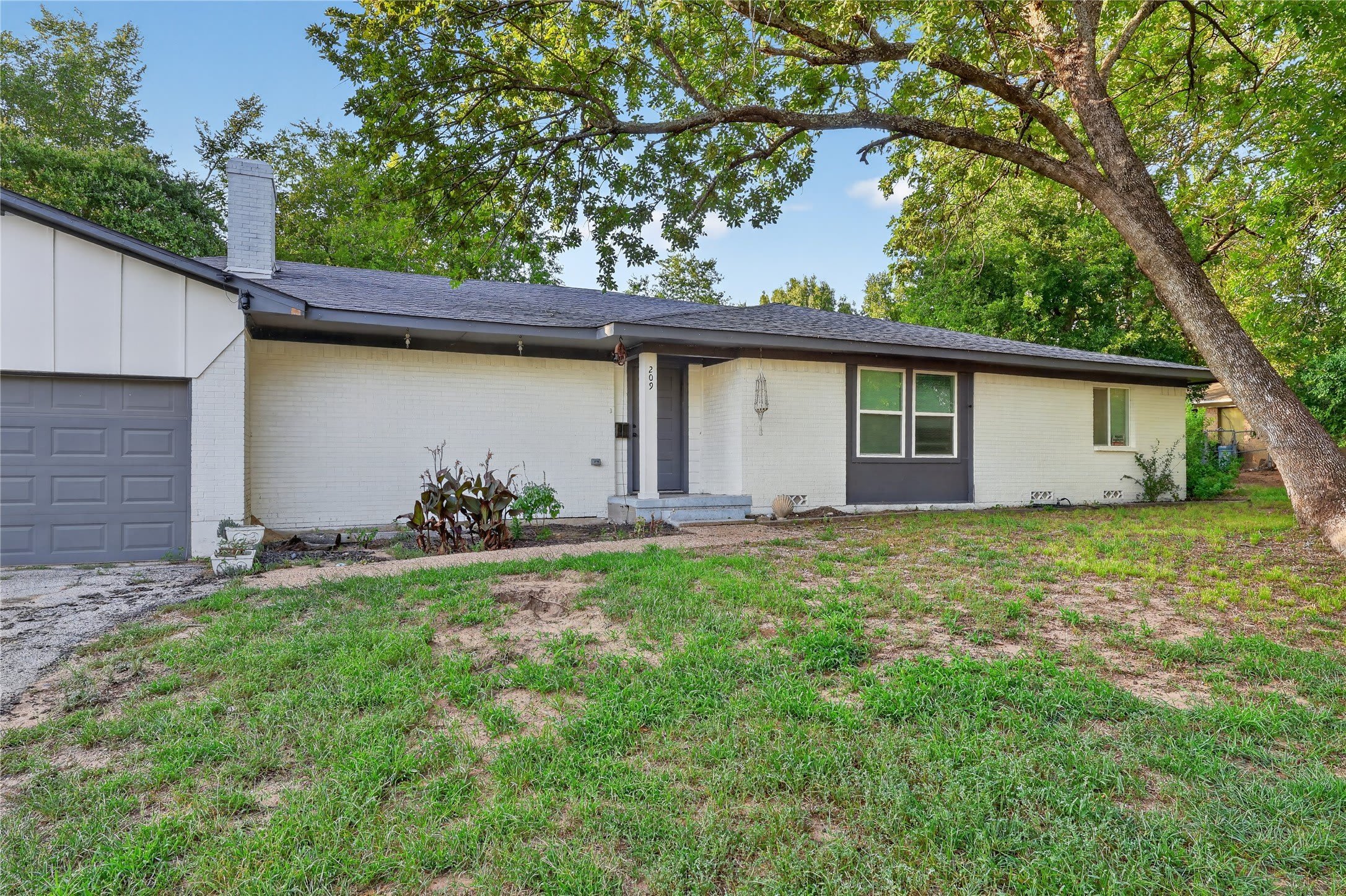 209 W 9th Street – photo 1