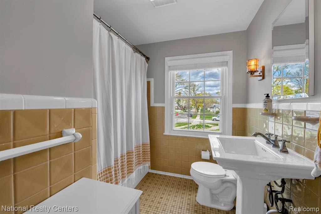 1600 East 4Th Street – photo 5