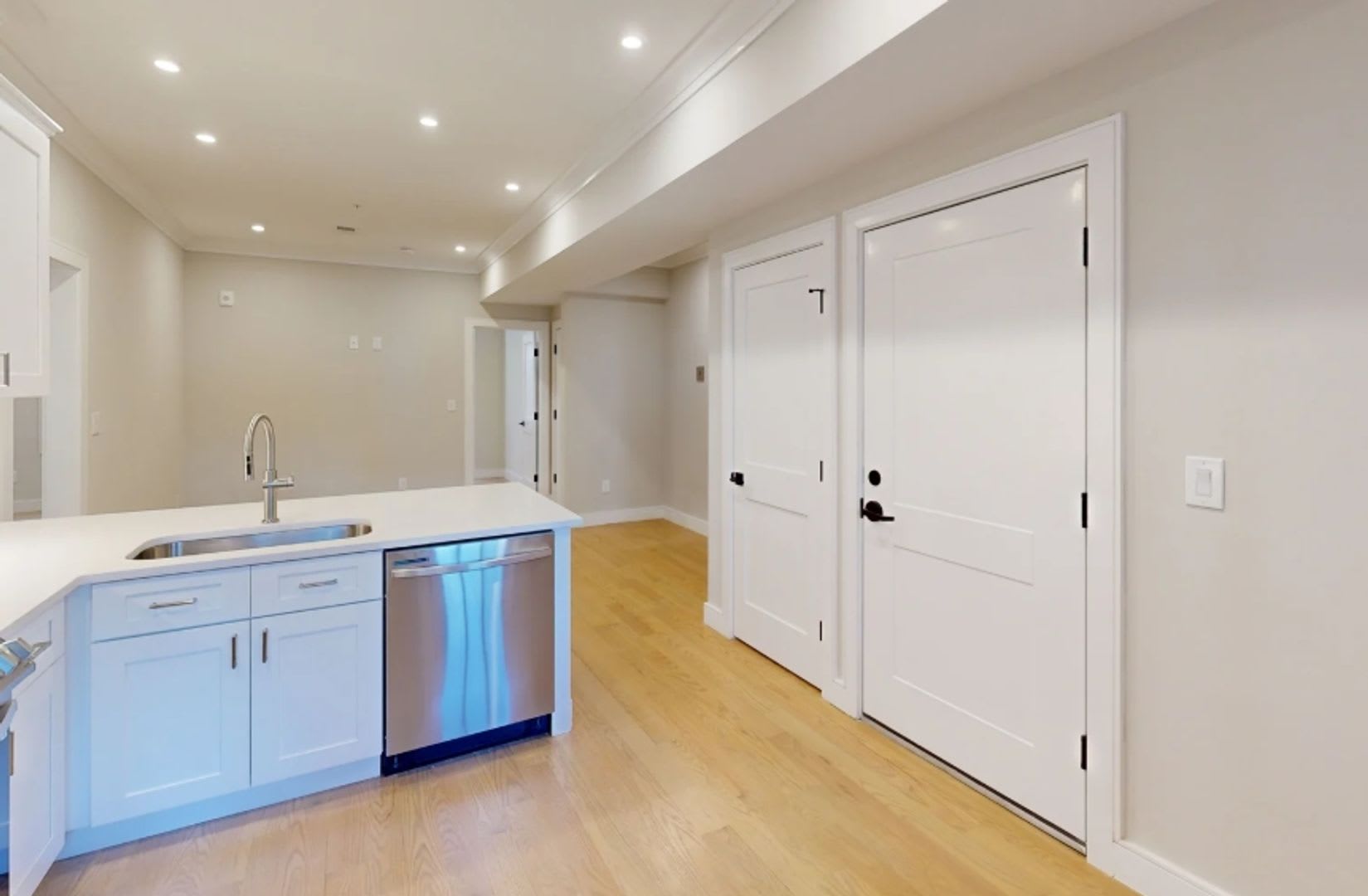Charming 4 Bedroom-No Broker Fee – photo 3
