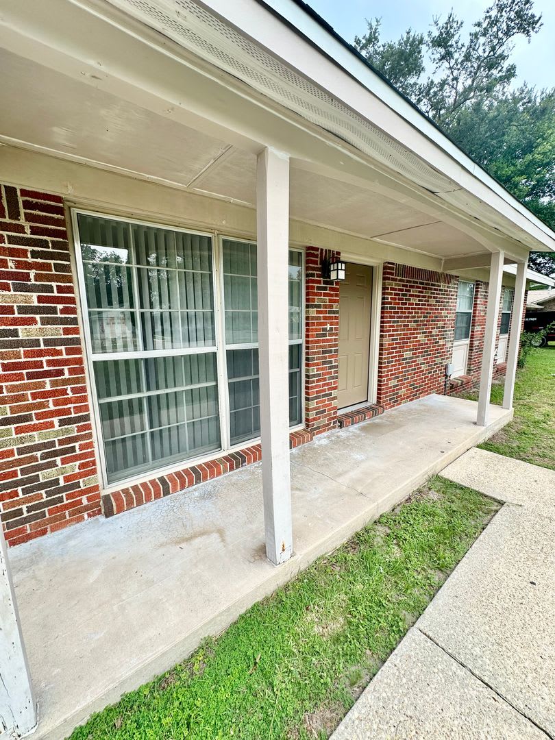 Remodeled 3 bedroom + bonus room & screen patio for rent! – photo 3