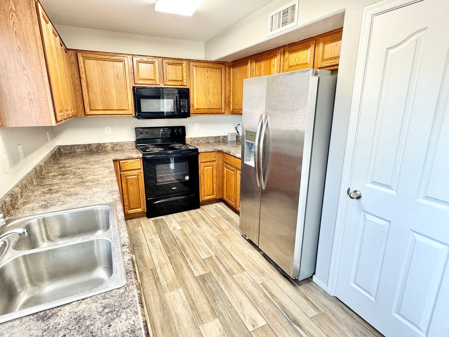 Beautifully renovated 3 bedroom/2.5 bathroom home in Tolleson! – photo 1