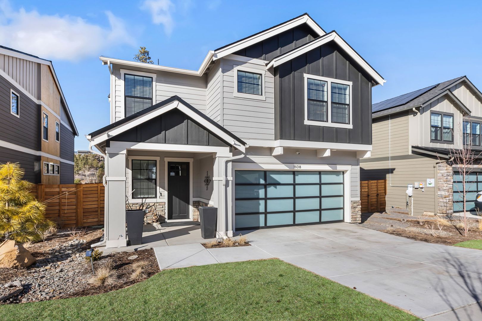 Modern 5 Bedroom Home with Bonus Room – photo 2