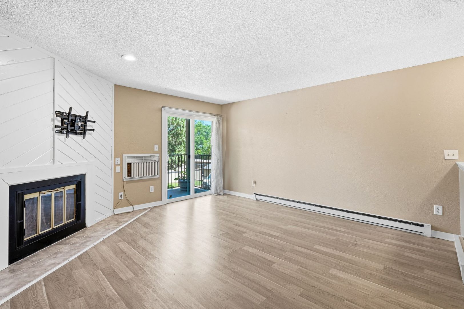 Move in Ready 2bed 2bath in Cherry Creek Schools – photo 2