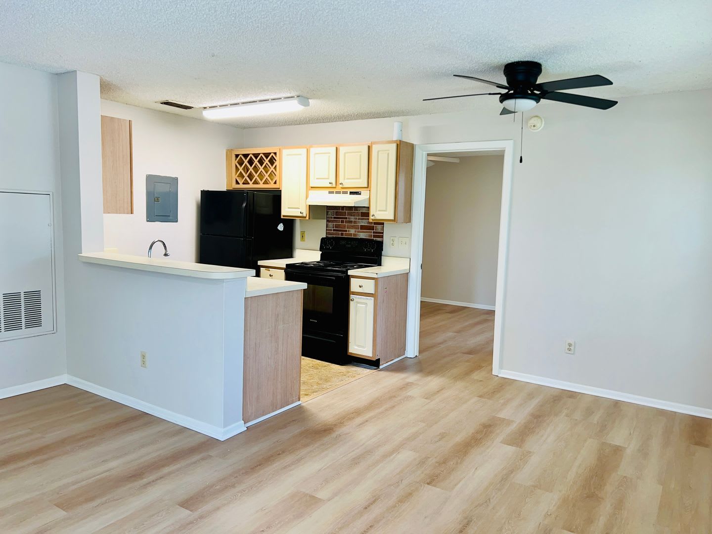 Move In Now New Laminate Plank Flooring Fresh Paint Spacious 2Nd Floor 2Bd 2Ba Condo In Gated Community Large Screened In Balcony – photo 3