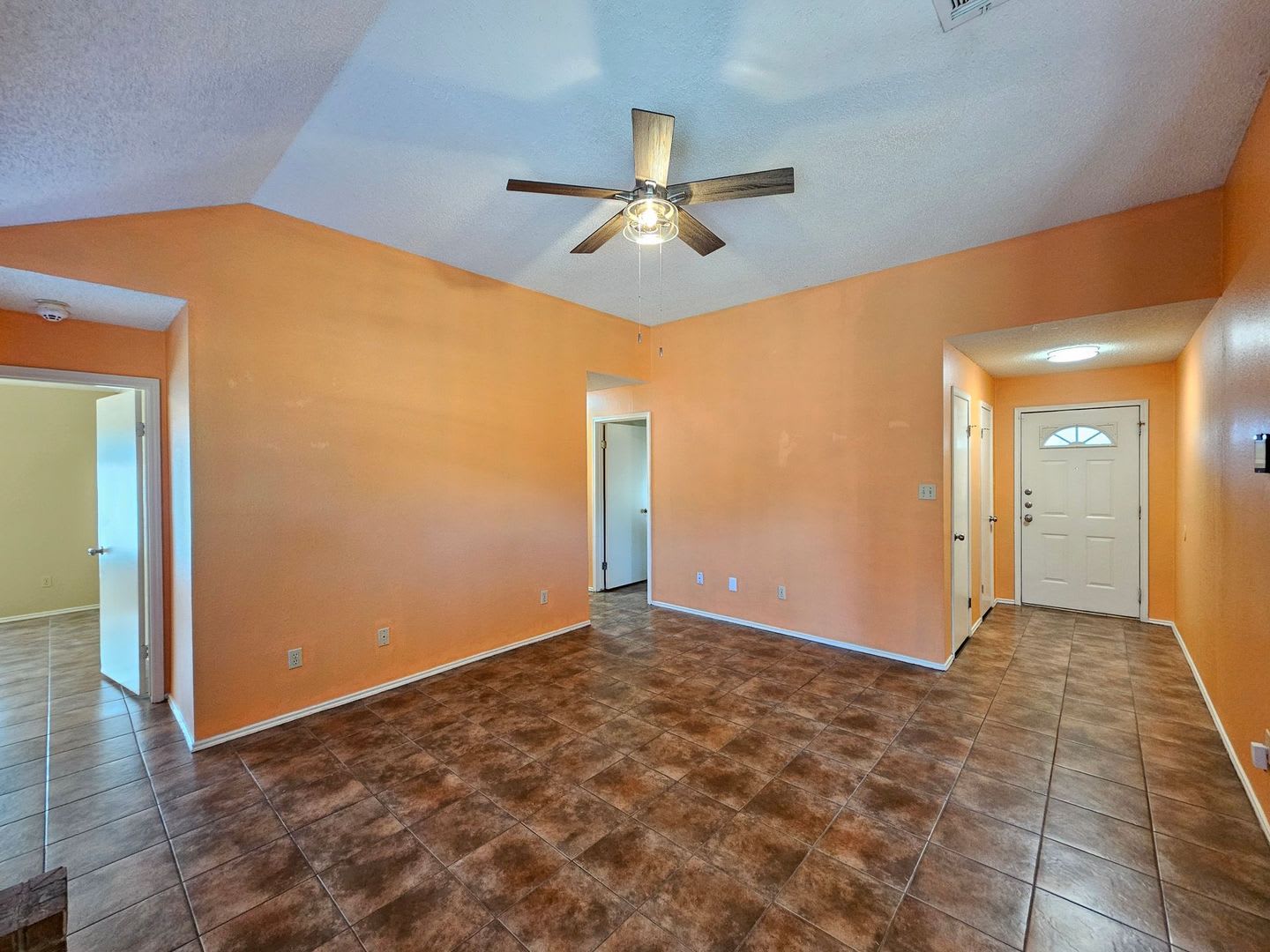 HUGE RENT REDUCTION & AVAILABLE NOW! – photo 5